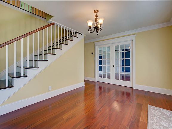 3rd image of 121 Amanda Pl