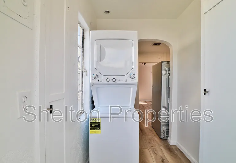 1802 N Laurel Ave — Photo 16