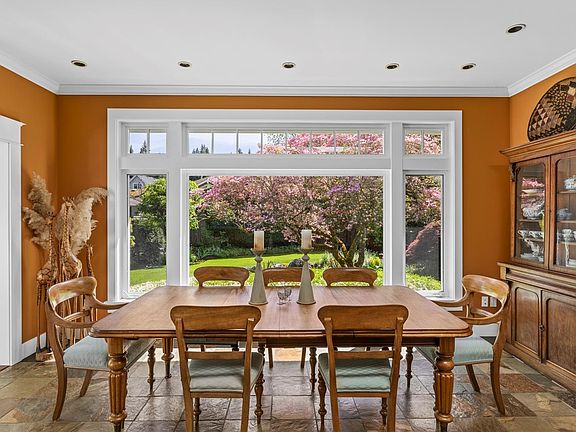 3rd image of 202 Crescent Rd E