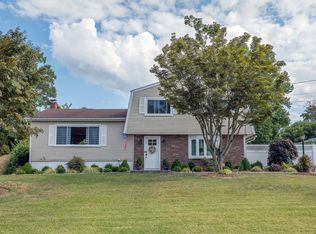 8 Rolling Ln, Norwalk, CT 06851