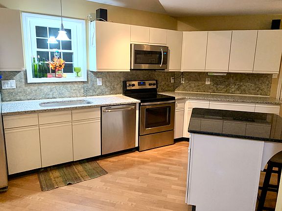 Expansive kitchen w/ tons of storage, counters and SS appliances