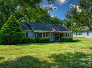 11828 Mirror Lake Dr, Charlotte, NC 28226