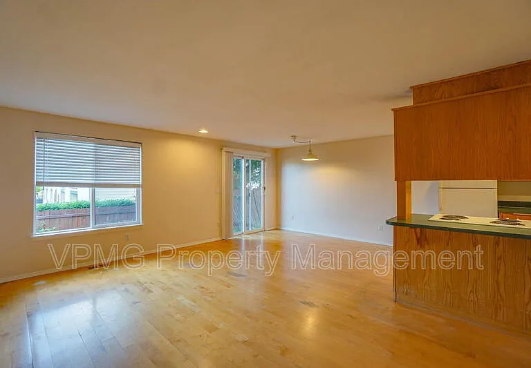 7608 NE 52nd St — Photo 7