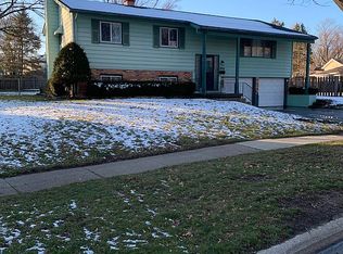 958 Sheffield Dr, Crystal Lake, IL 60014