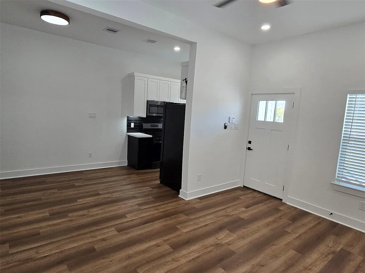 Building Photo - 9808 Pelsey #B