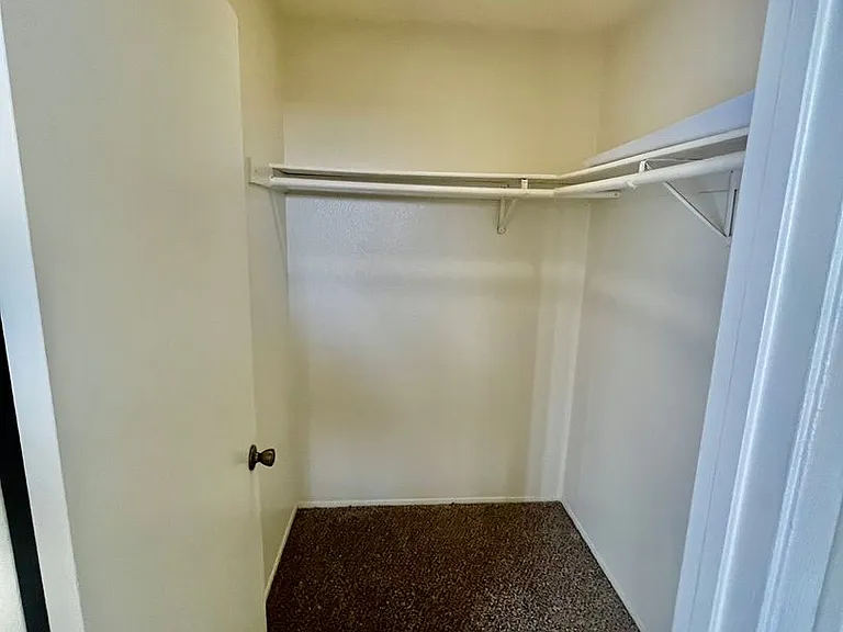 4250 Swift Ave — Photo 7