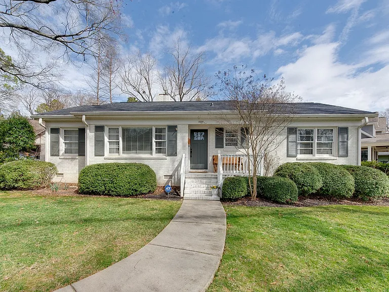 3221 Sunset Dr — Photo 1