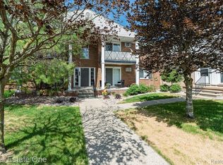 1121 Tienken Ct, Rochester, MI 48306