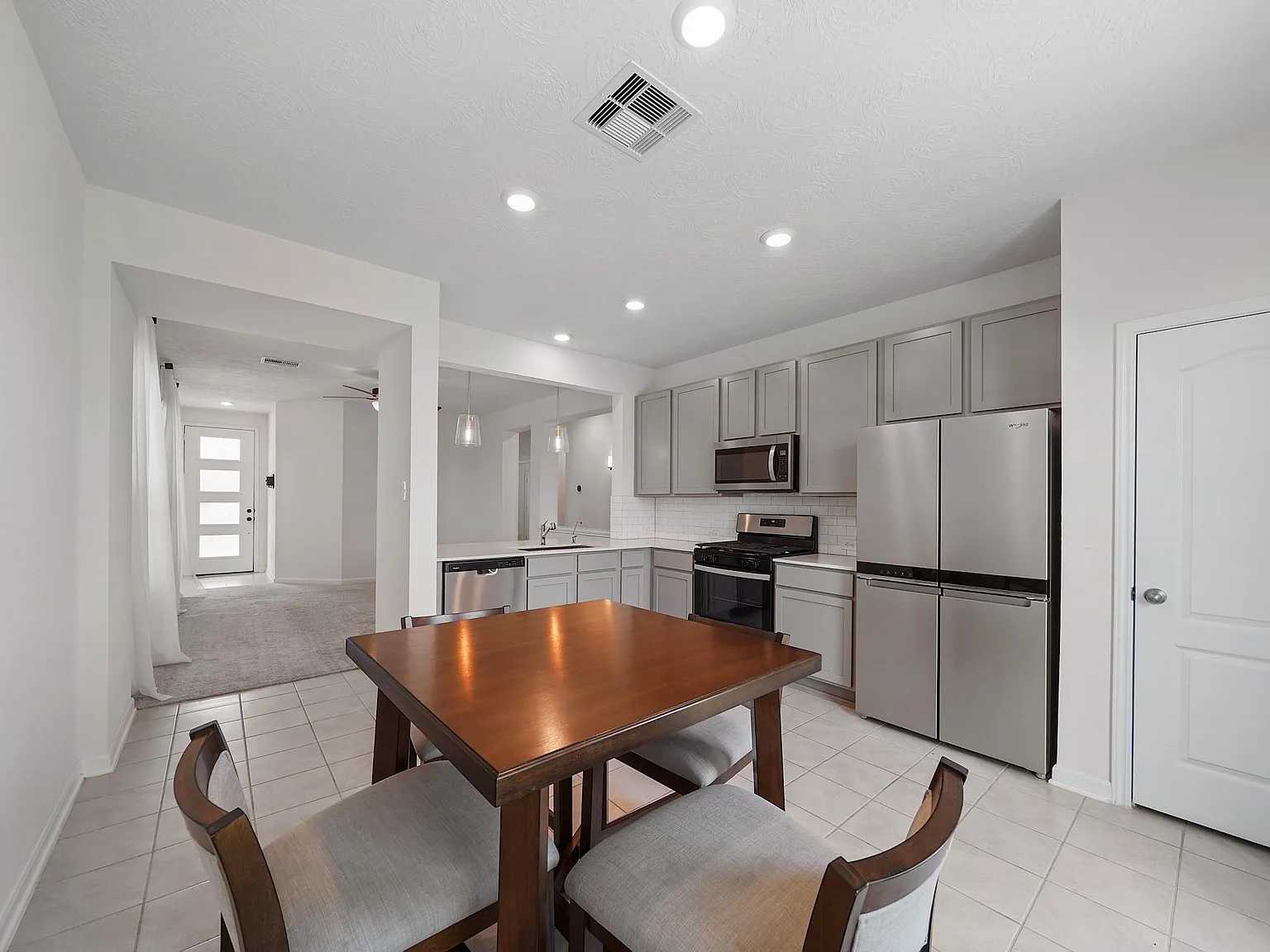 3 bed, 2.0 bath, 1296 sqft, $2,100 — Photo 4