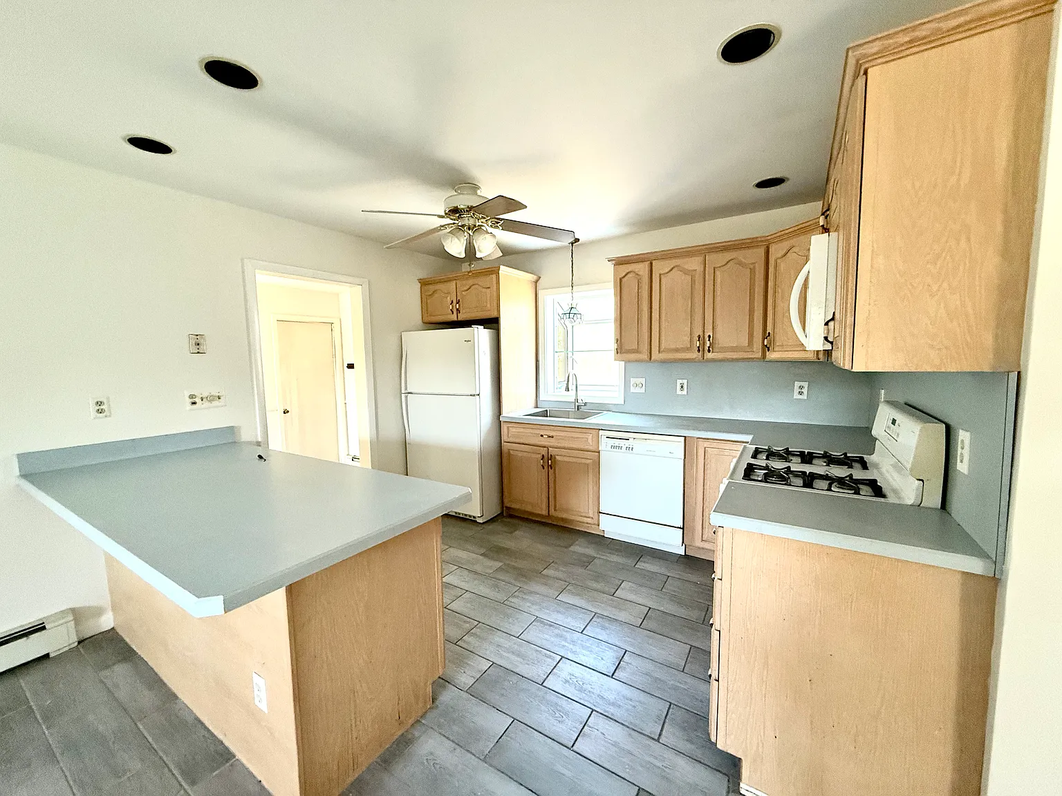 4 bed, 1552 sqft, $3,300 — Photo 4