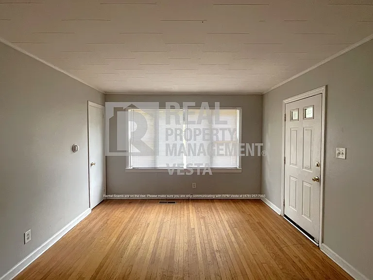 2063 Bayswater Rd — Photo 2