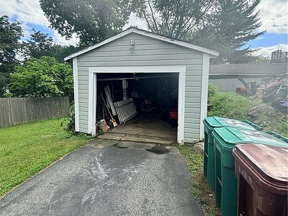 2nd image of 25 Brier St