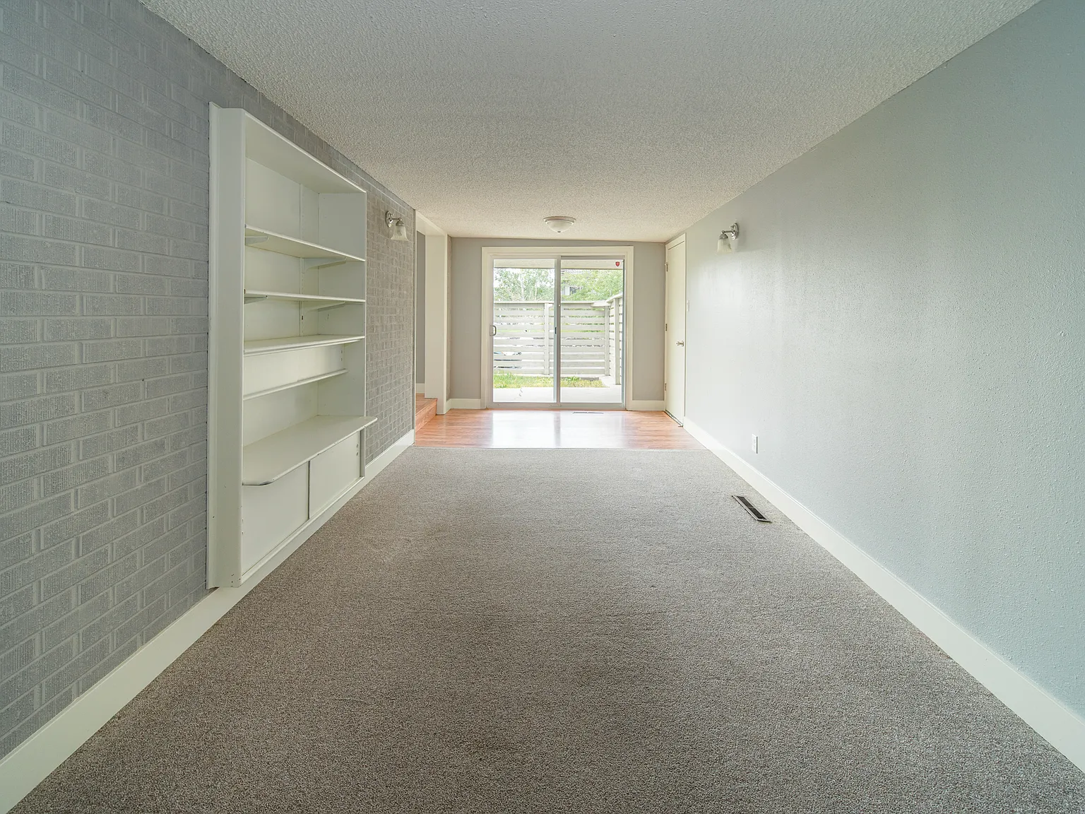 3 bed, 1.5 bath, 2220 sqft, $2,300 — Photo 3