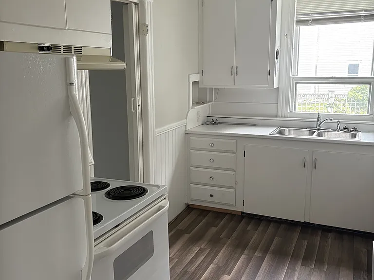 881 Main St #4 — Photo 9