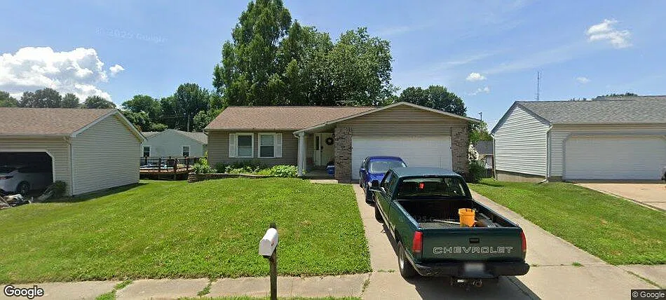 3 bed, 2500 sqft, $2,400 — Photo 1