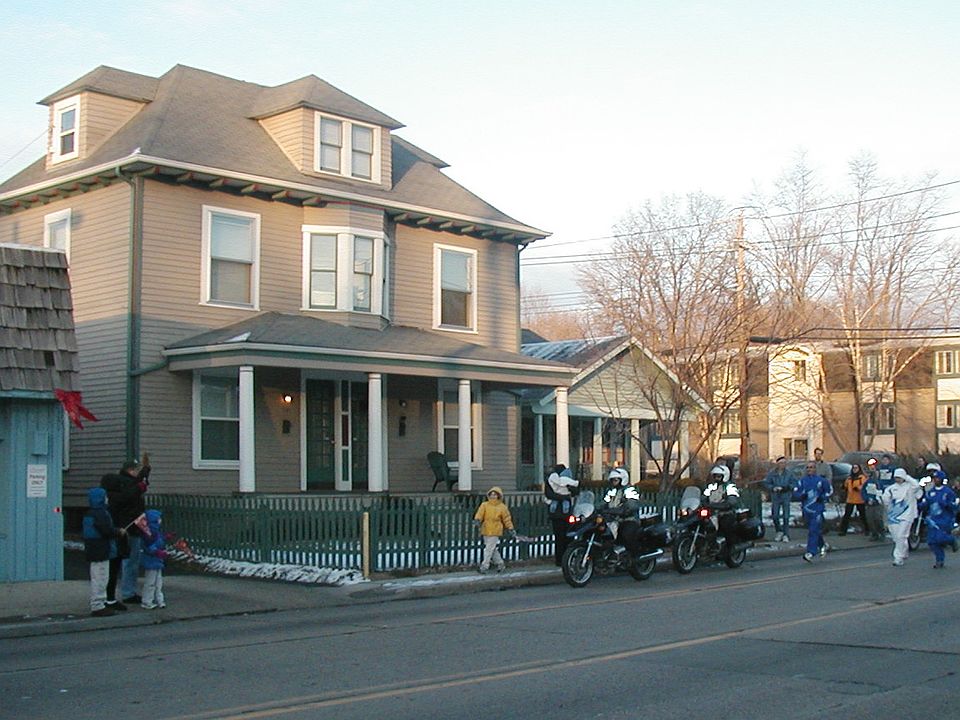 1st image of 720 E 52nd St