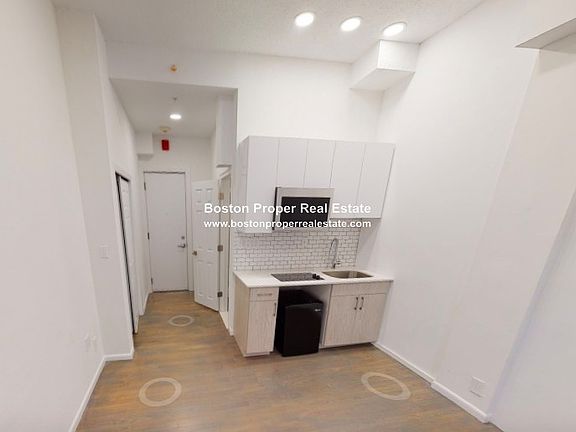 2nd image of 270 Newbury St APT 4