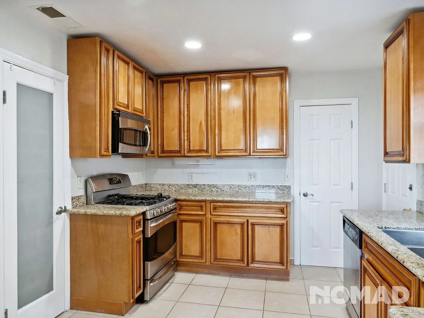 3 Bedroom Single Family Home in Oakland — Photo 2