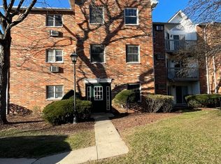 4301 W Shamrock Ln APT 2D, McHenry, IL