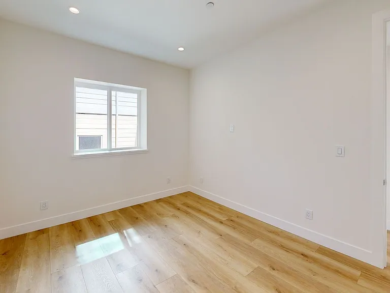 2952 Folsom St — Photo 34