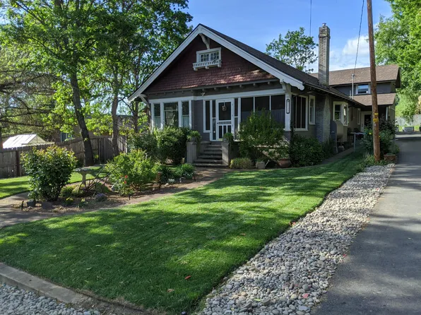 1522 NE A St, Grants Pass, OR 97526