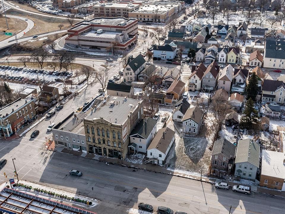 1st image of 915 W National AVENUE