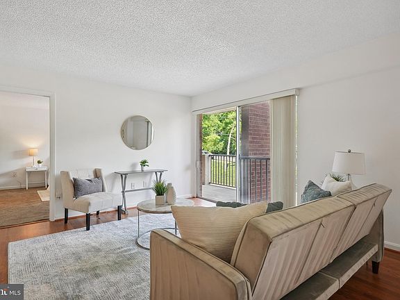 4th image of 1300 Army Navy Dr APT 212