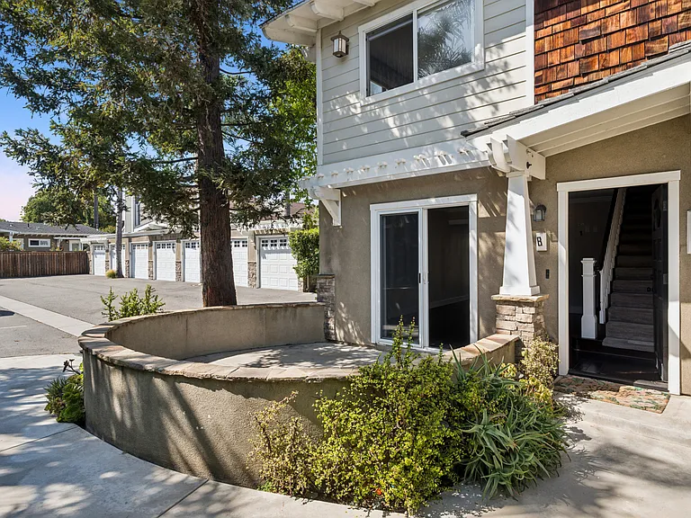 2550 Elden Ave #B — Photo 10