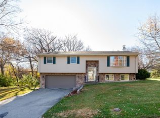 108 Country Club Dr, Pekin, IL 61554