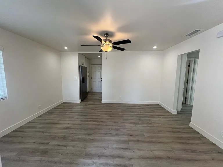 546 N Barbara Ave — Photo 5