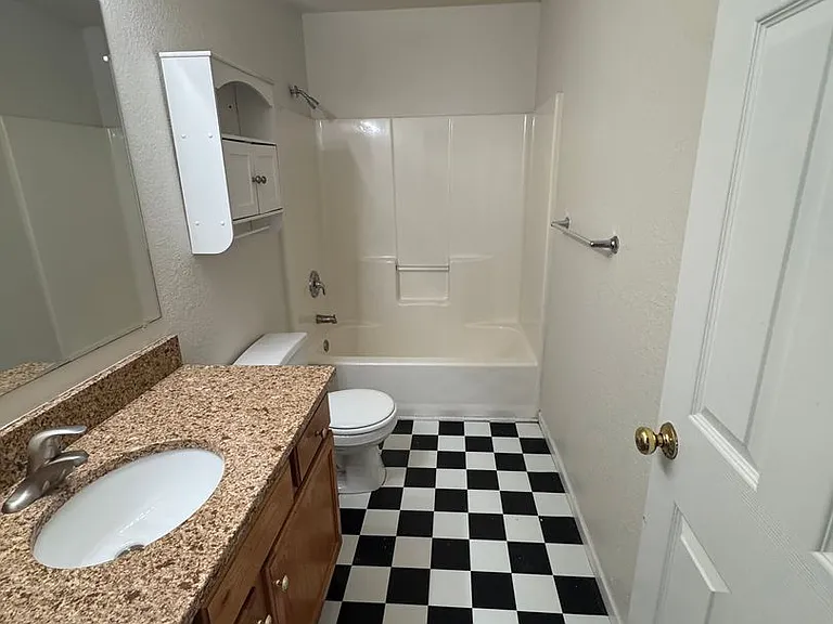 2681-2683 E Oakbrook Dr — Photo 10