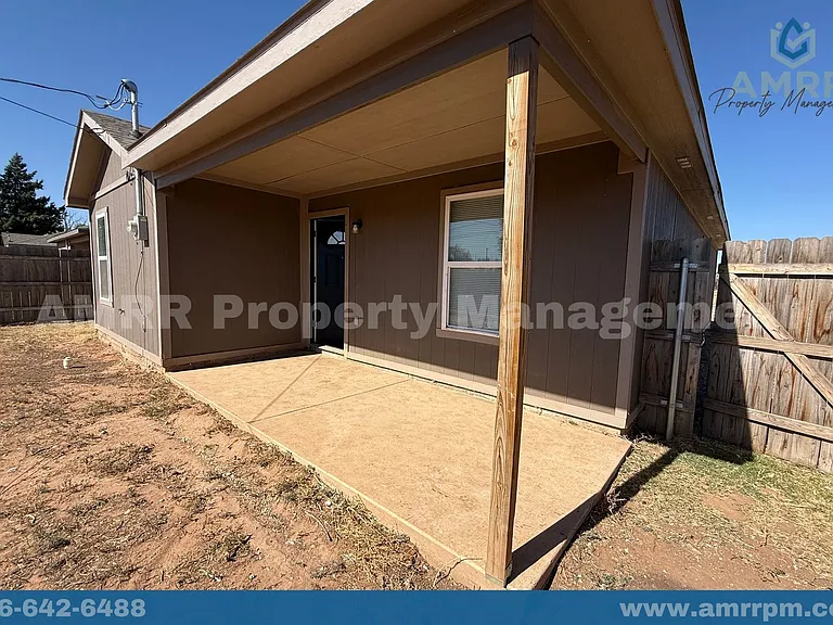 3422 E 3rd St — Photo 15