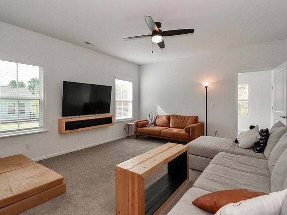 5th image of 206 Canada Dr