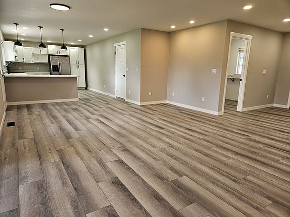 4th image of 2214 Claremont Ct