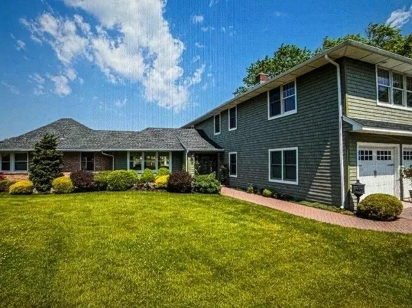 (undisclosed Address), West Islip, NY 11795