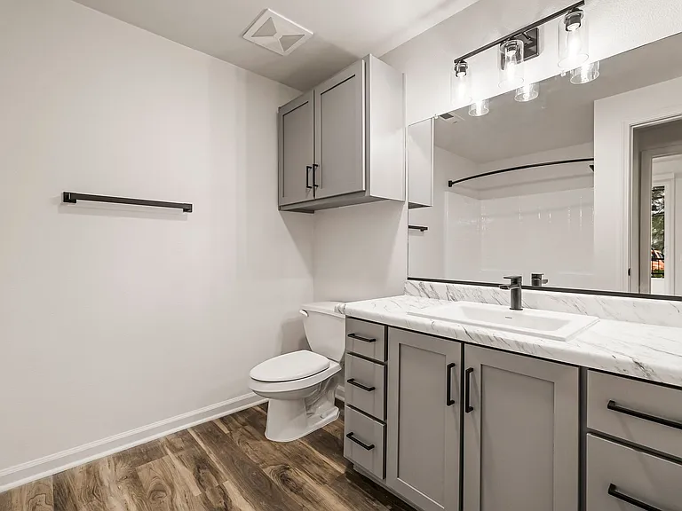 Sterling Oaks Luxury Apartments — Photo 34