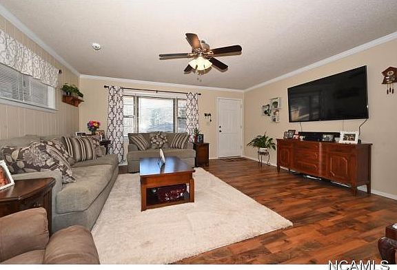 4th image of 901 Avenue B SE