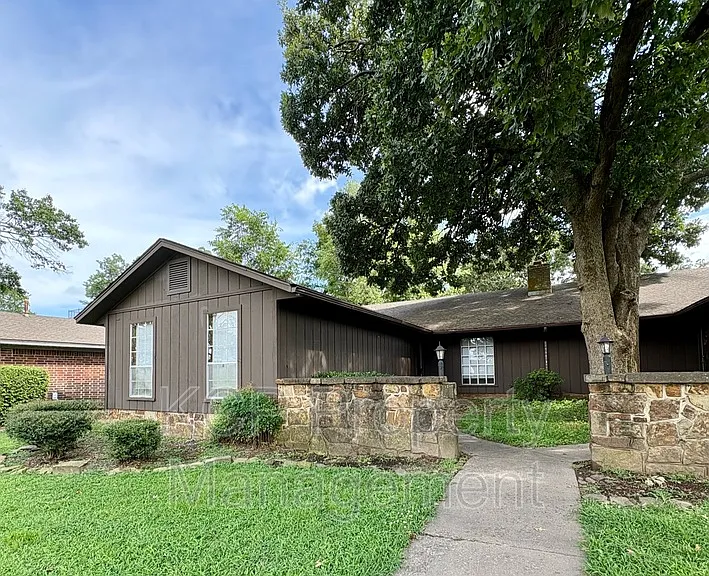 4802 S South Cir #U — Photo 2