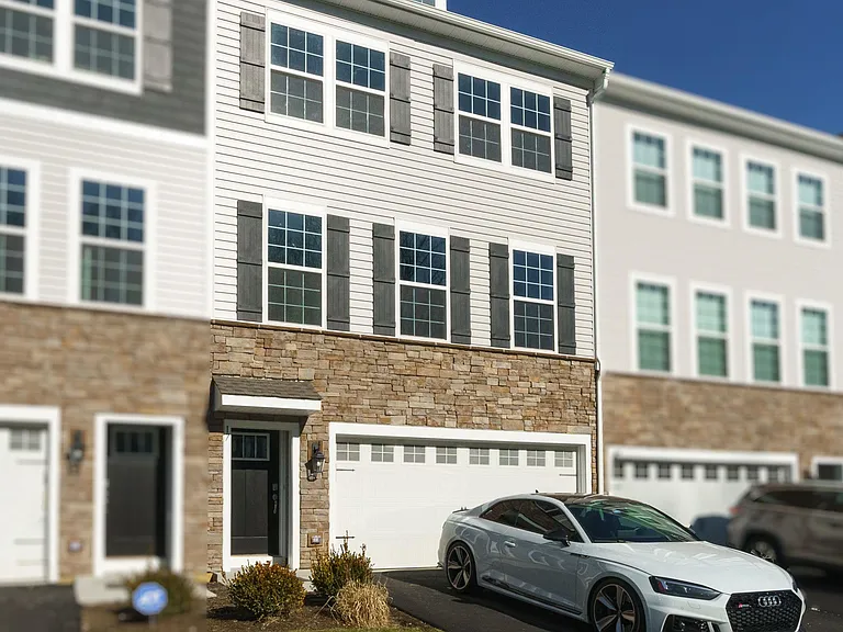 17 Lilac Cir — Photo 1