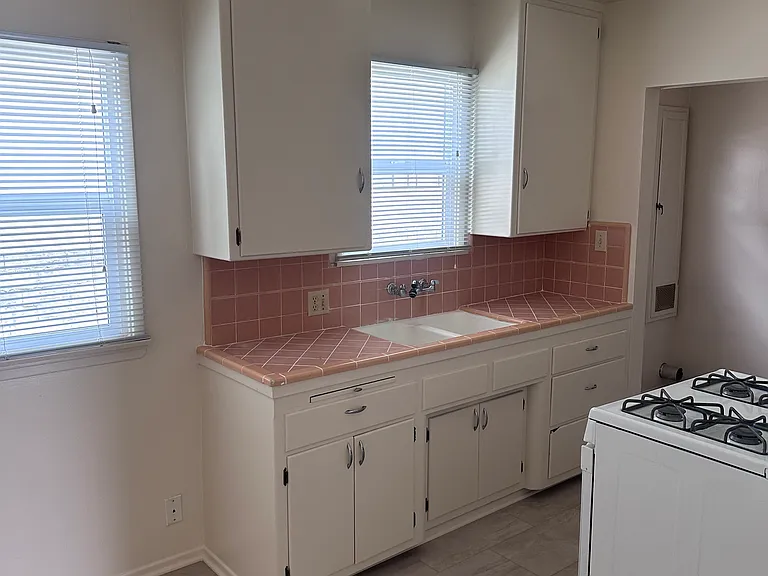 1044 W 7th St — Photo 10