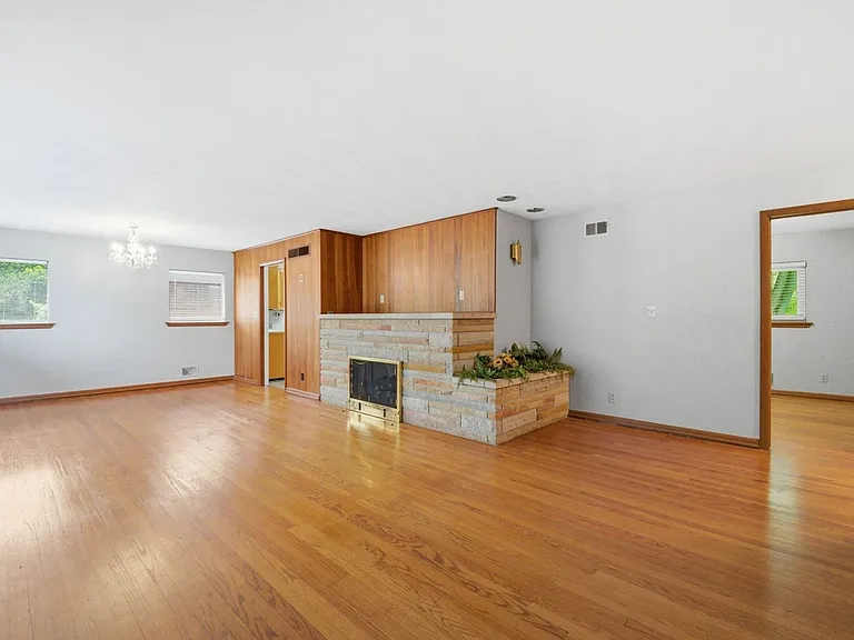 3233 Brady Ln — Photo 9