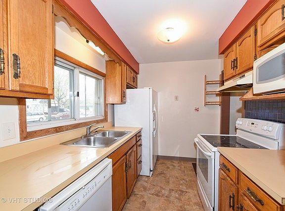 3rd image of 255 E Grantley Ave