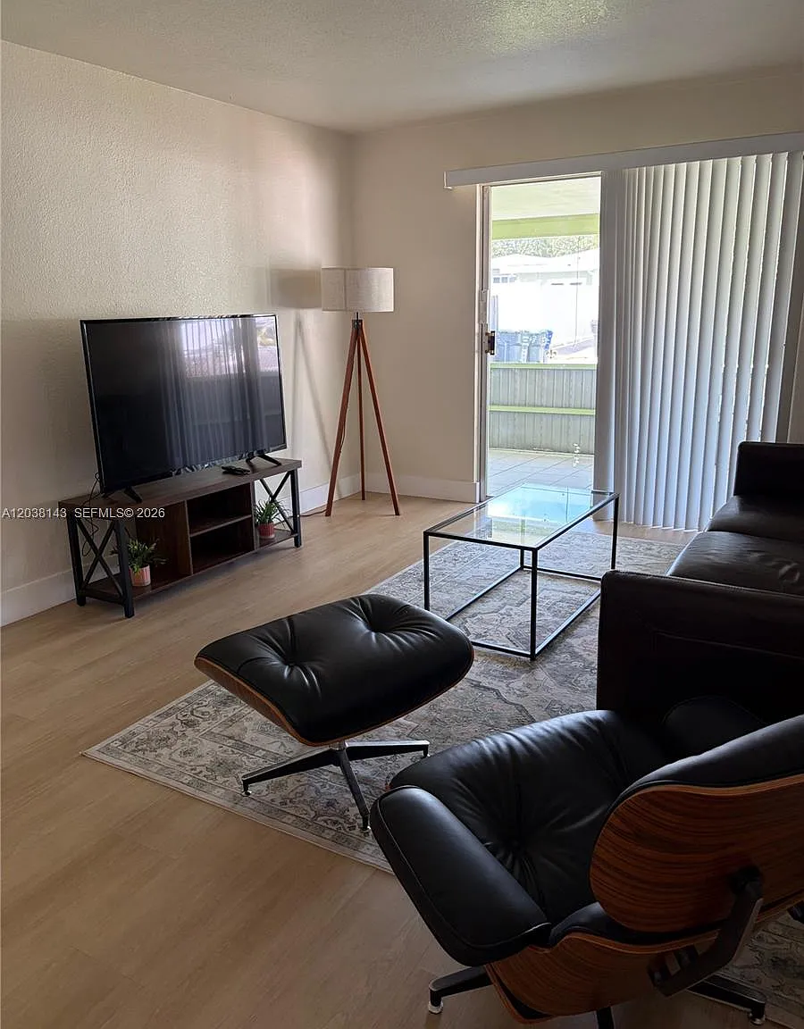 Hollywood South Side Add — Photo 2