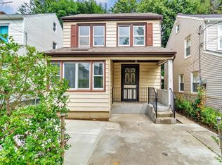 3 Walnut Pl, Great Neck, NY 11021