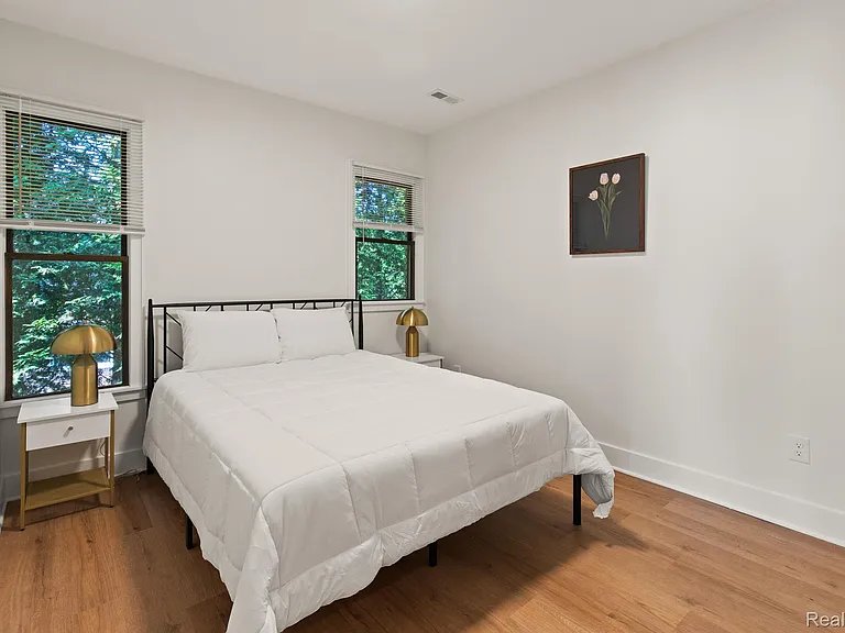 374 E Grand Blvd #2A — Photo 9