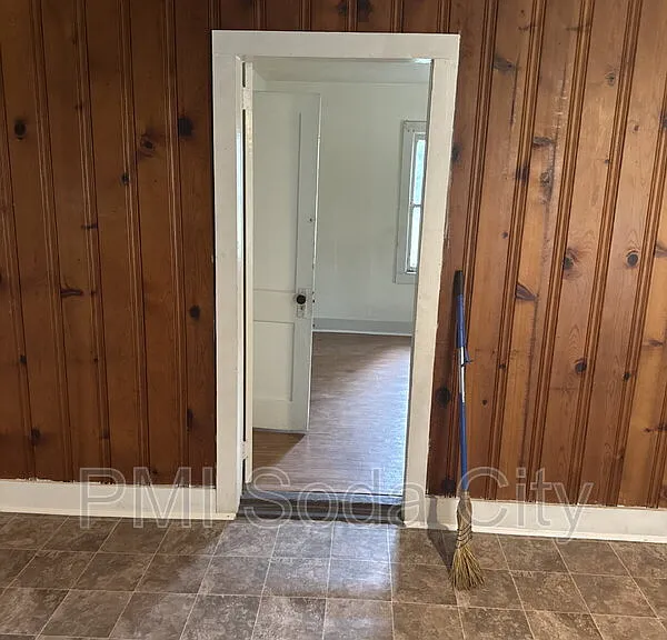 211 E Brooks St #F — Photo 6