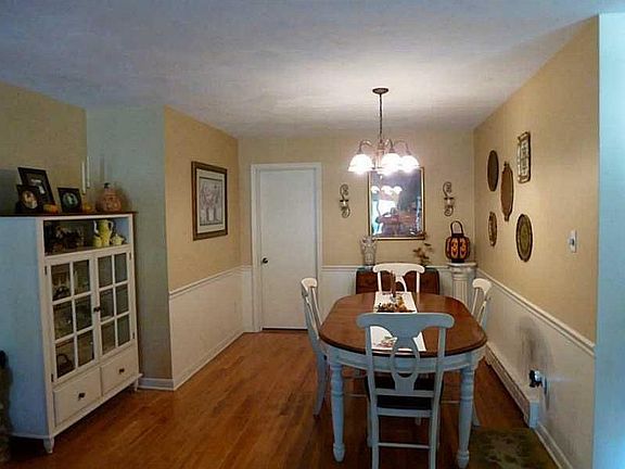 3rd image of 127 Cypress St