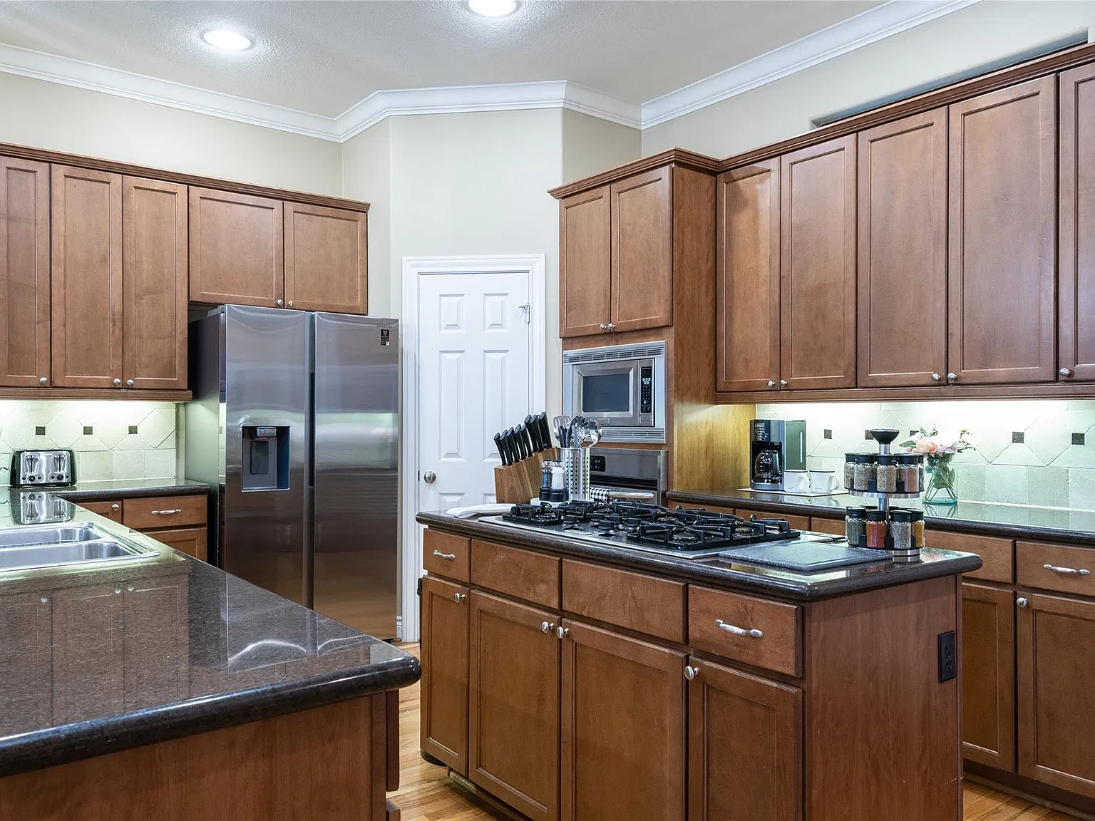 3 bed, 3.5 bath, 2510 sqft, $2,990 — Photo 3