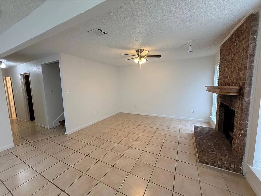 2 bed, 2.0 bath, 2466 sqft, $1,495 — Photo 2