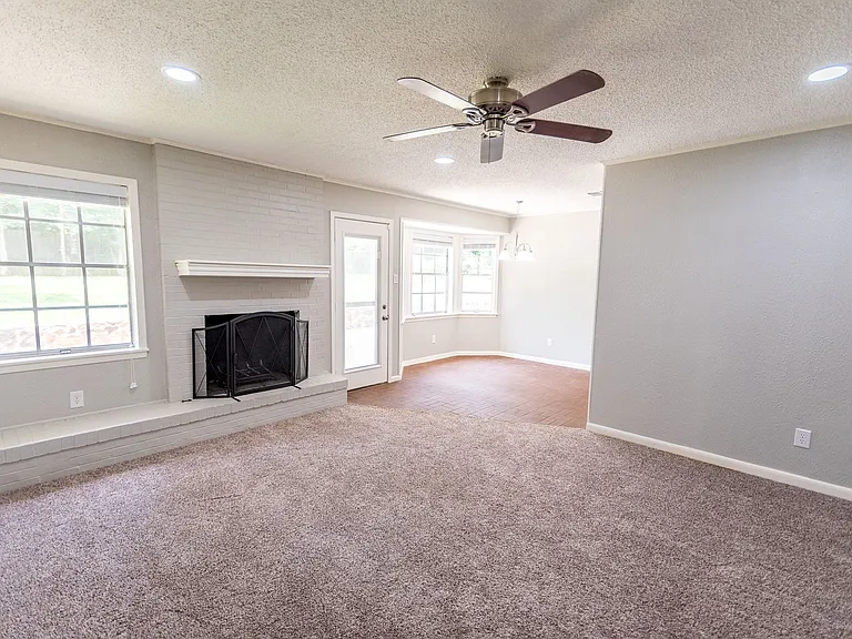 1825 Courtney Dr — Photo 9